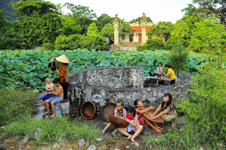Photography serves as a powerful medium for promoting Vietnam’s culture and people to the world. In the photo: A village well in Hoa Lu Ancient Capital in Ninh Binh province, a reflection of Vietnam’s rural heritage, is captured by a Vietnam News Agency photojournalist. (Photo: VNA)