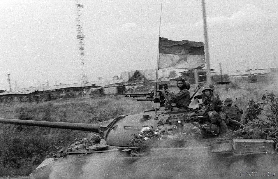 Liberation forces capture the Armor School of the Saigon regime at the Nuoc Trong base (Bien Hoa). (Photo: Hua Kiem/VNA)