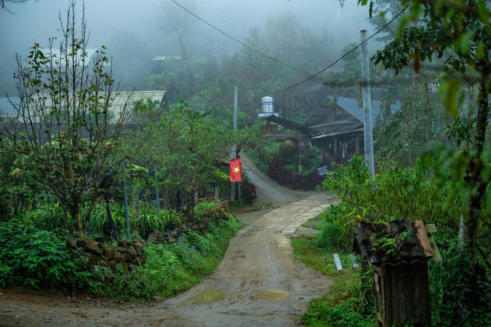 Home to the Hmong people, the village is known for the community’s “four no’s”: no alcohol, no gambling, no use of banned substances, and no behavior that destroys family happiness. (Photo: Minh Son/Vietnam+)