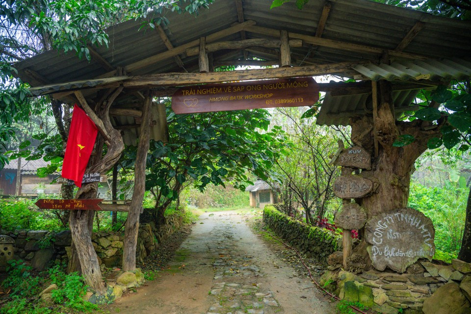 Residents say the village is beautiful in every season: spring brings peach and plum blossoms; summer offers fresh air and cool streams; autumn turns the terraced fields golden; and winter cloaks the village in mist, creating a romantic landscape. (Photo: Minh Son/Vietnam+)