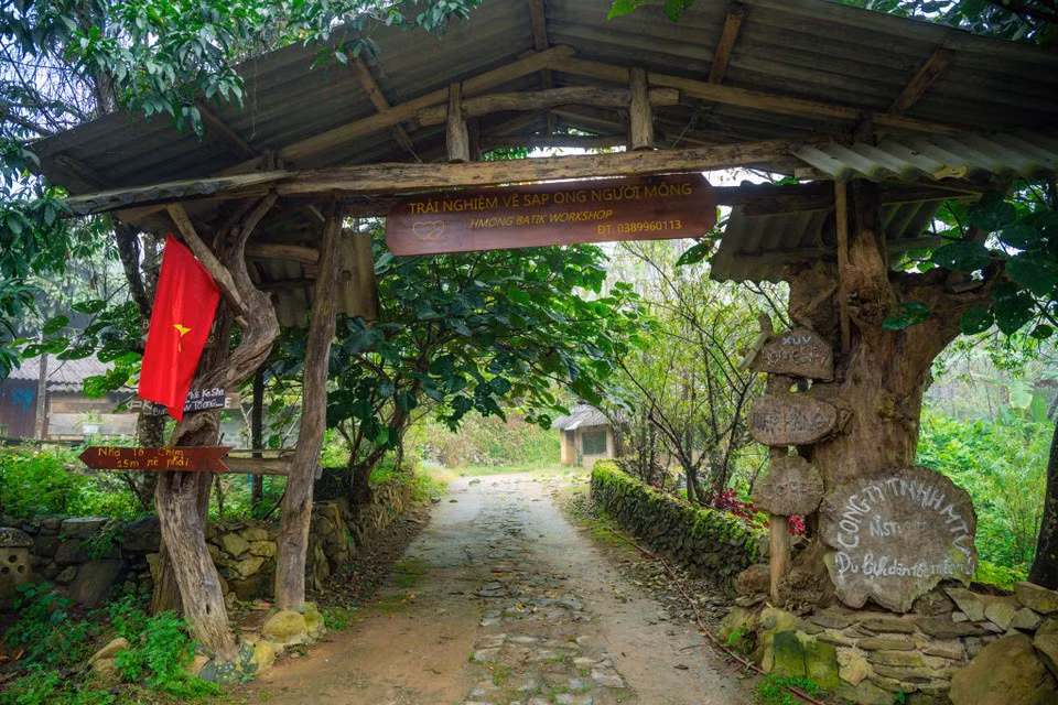 Residents say the village is beautiful in every season: spring brings peach and plum blossoms; summer offers fresh air and cool streams; autumn turns the terraced fields golden; and winter cloaks the village in mist, creating a romantic landscape. (Photo: Minh Son/Vietnam+)