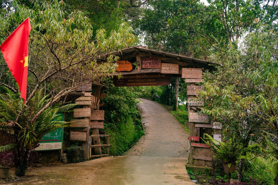 Nestled on the slopes of Son Bac May Mountain, over 1,500 meters above sea level and about 30 km from Lai Chau city, Sin Suoi Ho Commune (Lai Chau Province) captivates travelers with its majestic, layered natural scenery and cool, fresh climate. (Photo: Minh Son/Vietnam+)