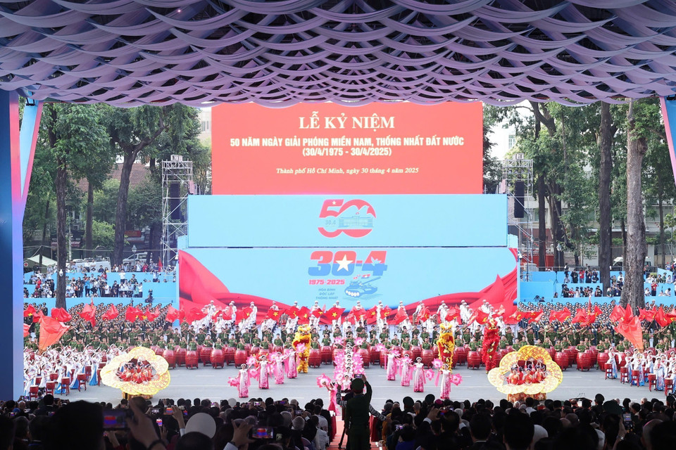 Art performance “Radiant Vietnam” Photo: VNA