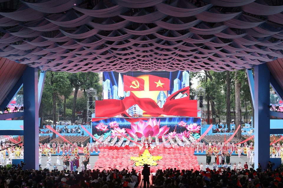 Art performance “The Radiant Land of Vietnam” Photo: VNA