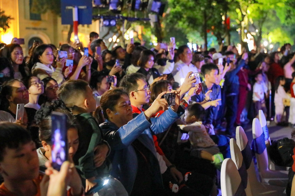 The artistic lighting space at Ho Guom (Hoan Kiem Lake) draws strong interest from local residents and visitors. (Photo: Khanh Hoa – VNA)