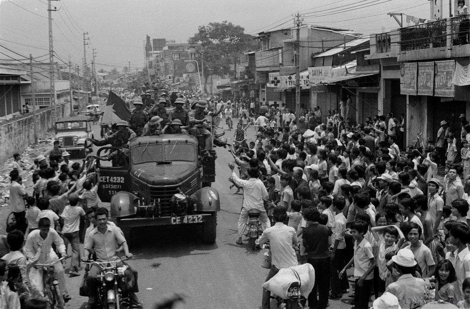 The people of Saigon welcome the Liberation Army. (Photo: Hua Kiem/VNA)