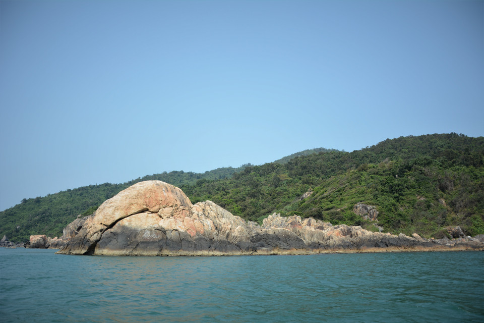 A massive rocky formation juts into the sea like a giant arm, adding a wild, rugged charm that captivates visitors with its raw natural beauty. (Photo: Van Dung/VNA)