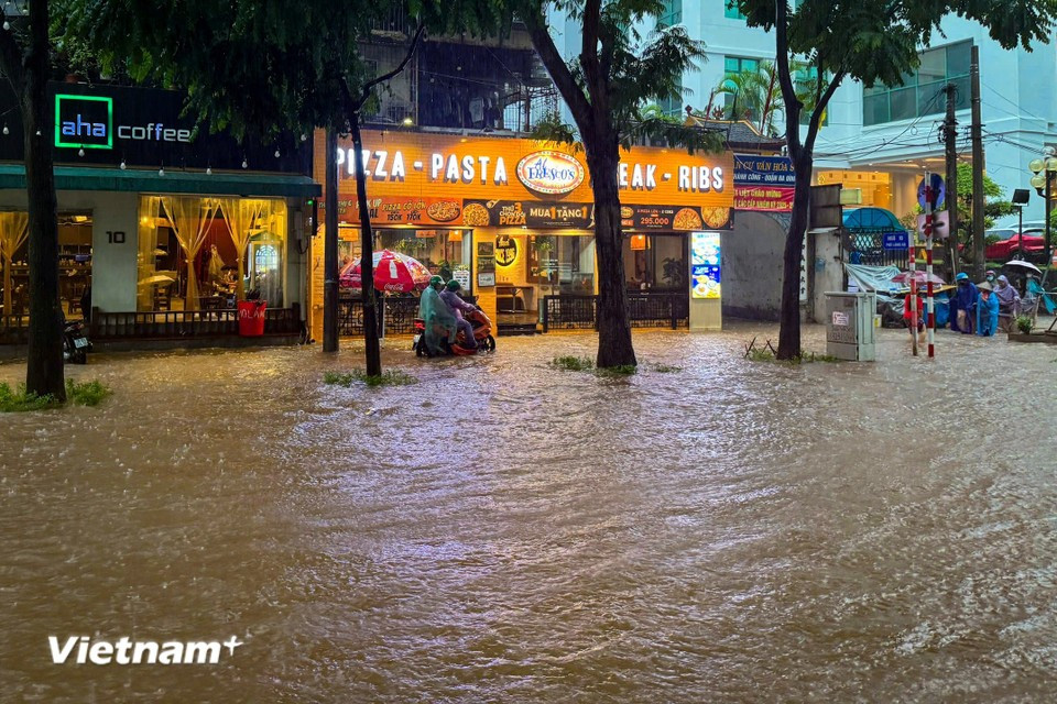 Lang Ha Street is submerged under a vast sheet of water. (Photo: Hoai Nam/Vietnam+)