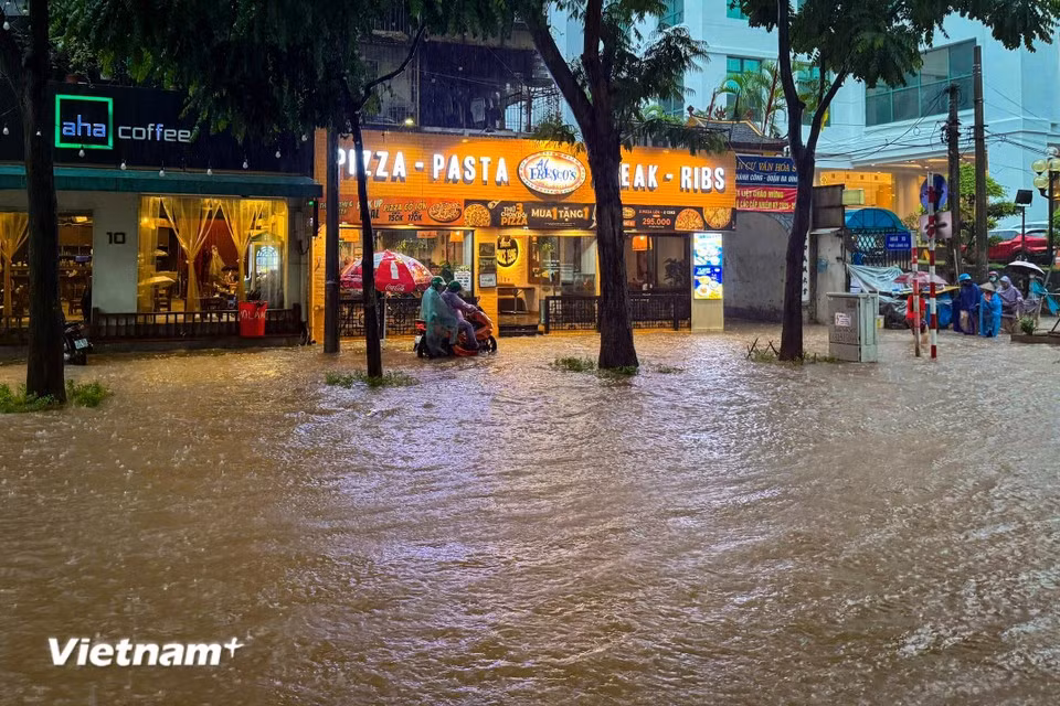 Lang Ha Street is submerged under a vast sheet of water. (Photo: Hoai Nam/Vietnam+)