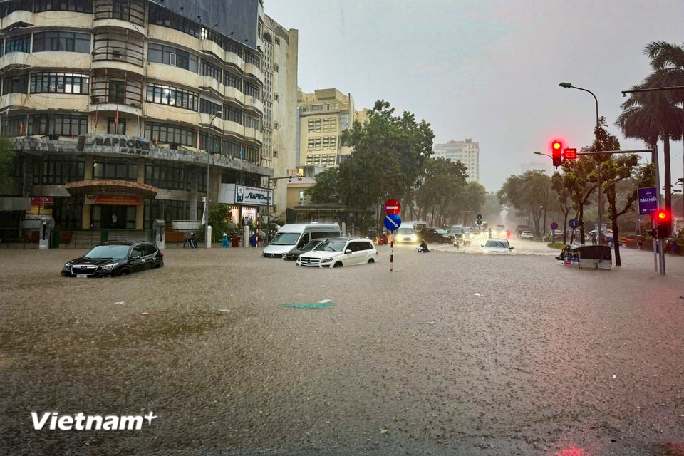 The torrential rain throughout September 30 paralyzes traffic, inundates large parts of the city, and makes traveling extremely difficult. (Photo: Hoai Nam/Vietnam+)