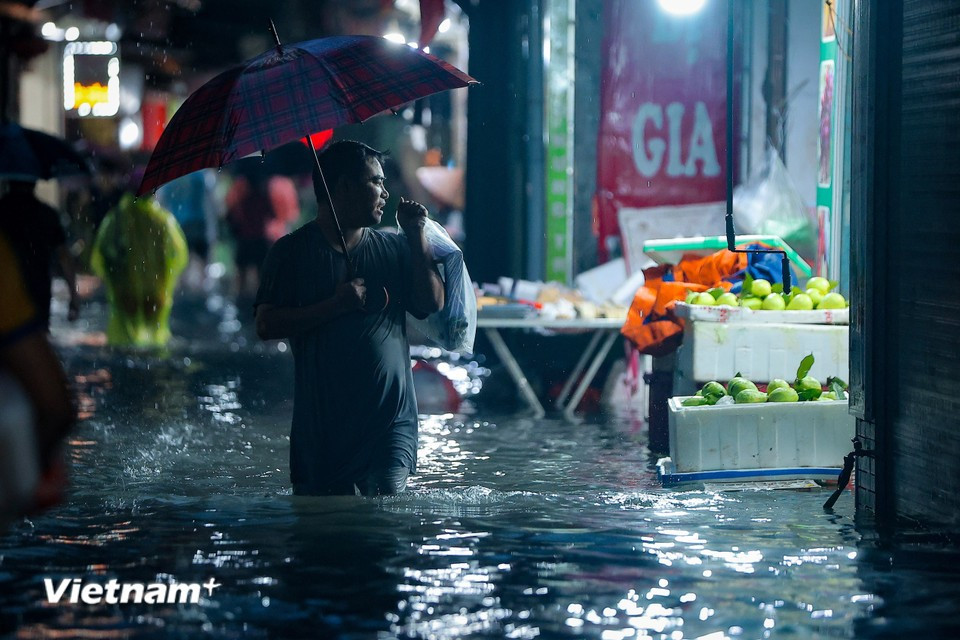 Severe flooding causes major disruptions to daily life. (Photo: Hoai Nam/Vietnam+)