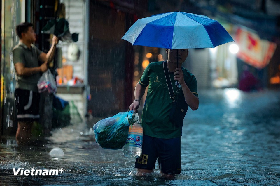 At around 6 p.m., reporters from VietnamPlus record floodwaters at Phu Do market reaching 50–100 cm deep. (Photo: Hoai Nam/Vietnam+)