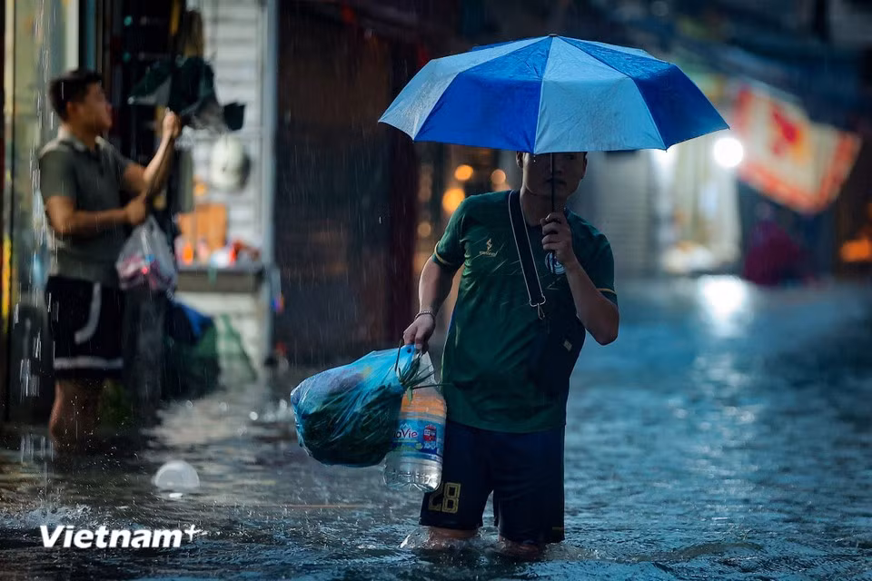 At around 6 p.m., reporters from VietnamPlus record floodwaters at Phu Do market reaching 50–100 cm deep. (Photo: Hoai Nam/Vietnam+)