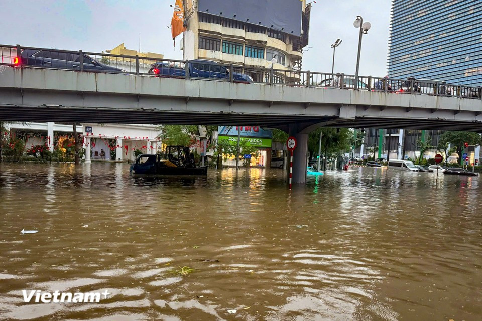 Traffic at the Thai Ha–Lang Ha intersection grinds to a halt around 4 p.m. (Photo: Hoai Nam/Vietnam+)