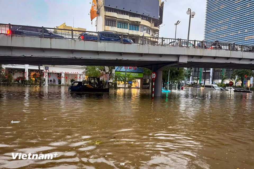 Traffic at the Thai Ha–Lang Ha intersection grinds to a halt around 4 p.m. (Photo: Hoai Nam/Vietnam+)
