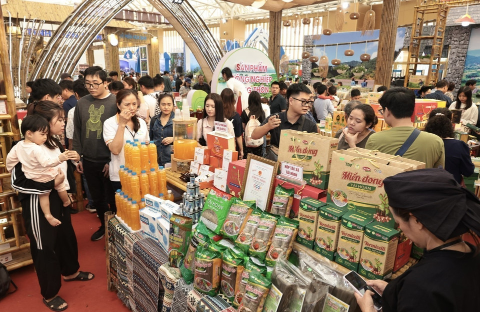 Visitors tour and shop at the fair. (Photo: Tran Viet/VNA)