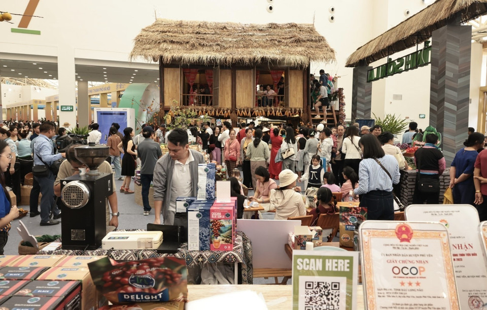 Visitors tour and shop at the fair. (Photo: Tran Viet/VNA)