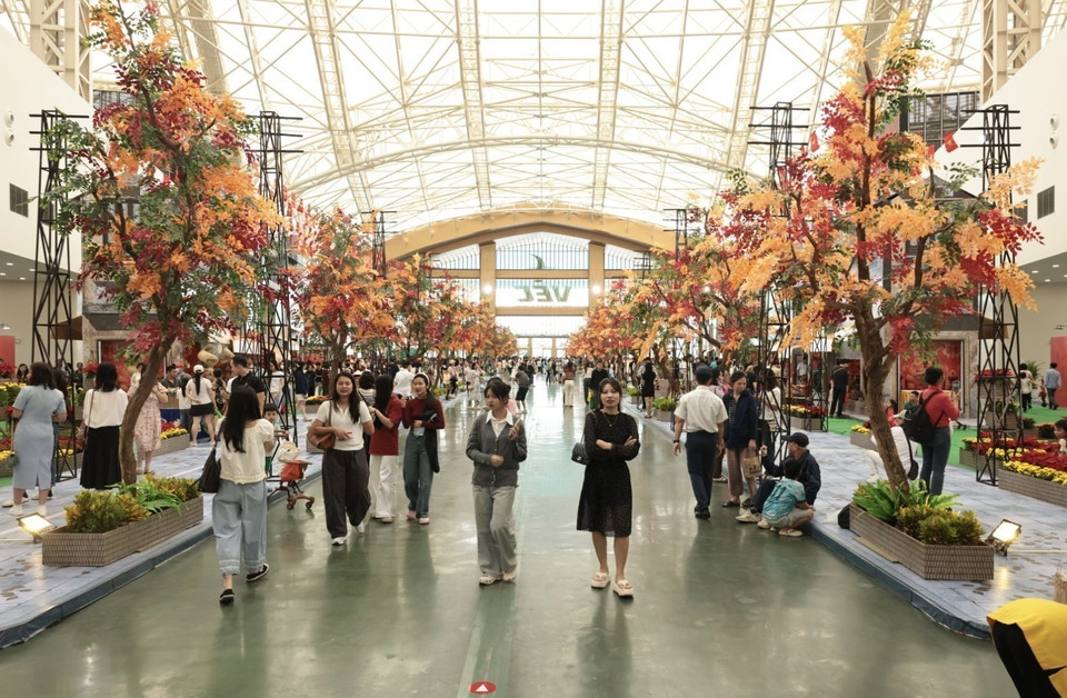 The entrance hall to the fair is beautifully decorated. (Photo: Tran Viet/VNA)