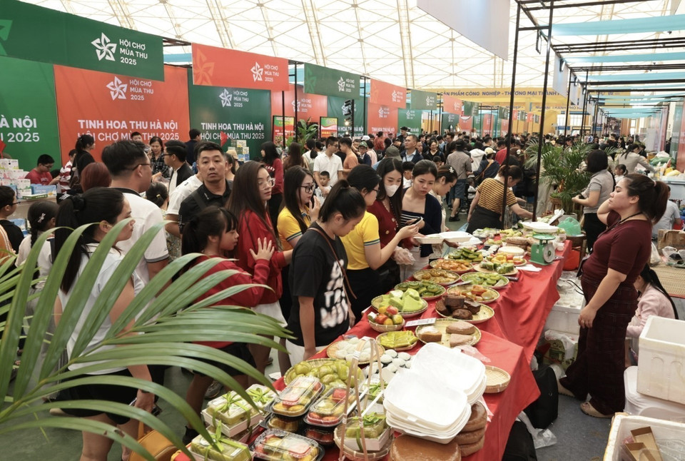 Visitors tour and shop at the fair. (Photo: Tran Viet/VNA)