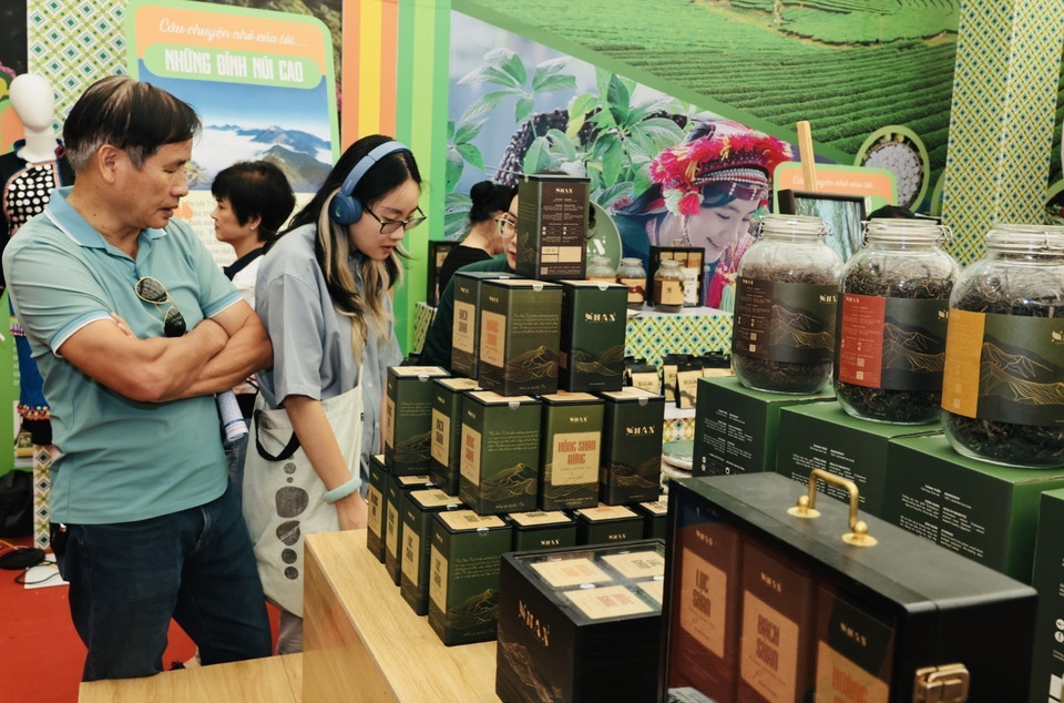A variety of tea products on display at the fair. (Photo: VNA)