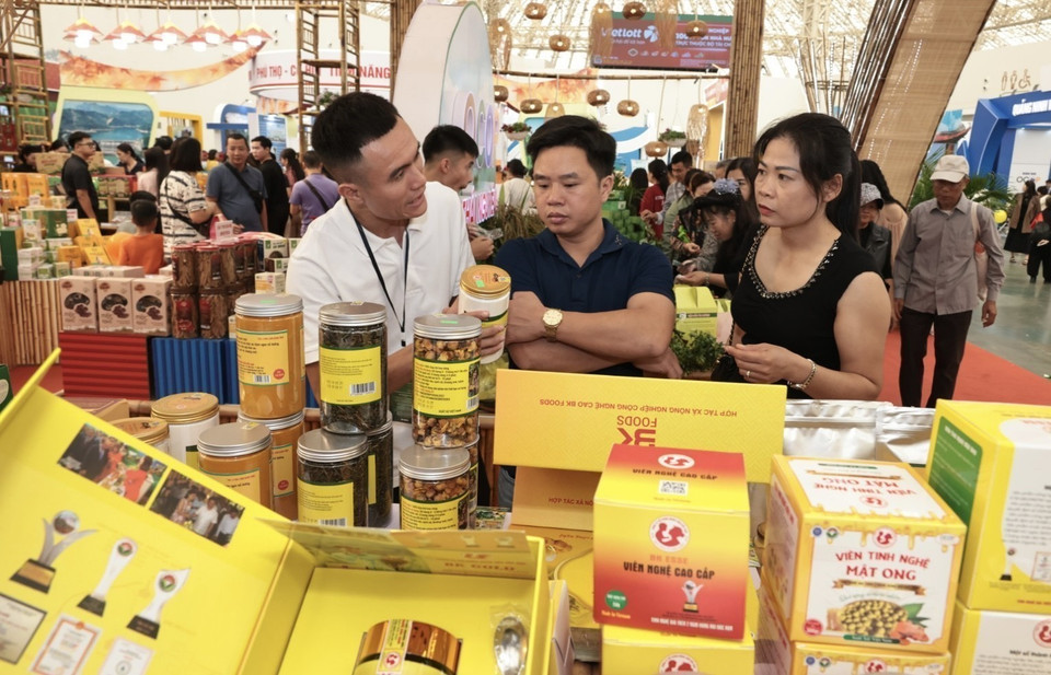 A variety of tea products on display at the fair. (Photo: VNA)