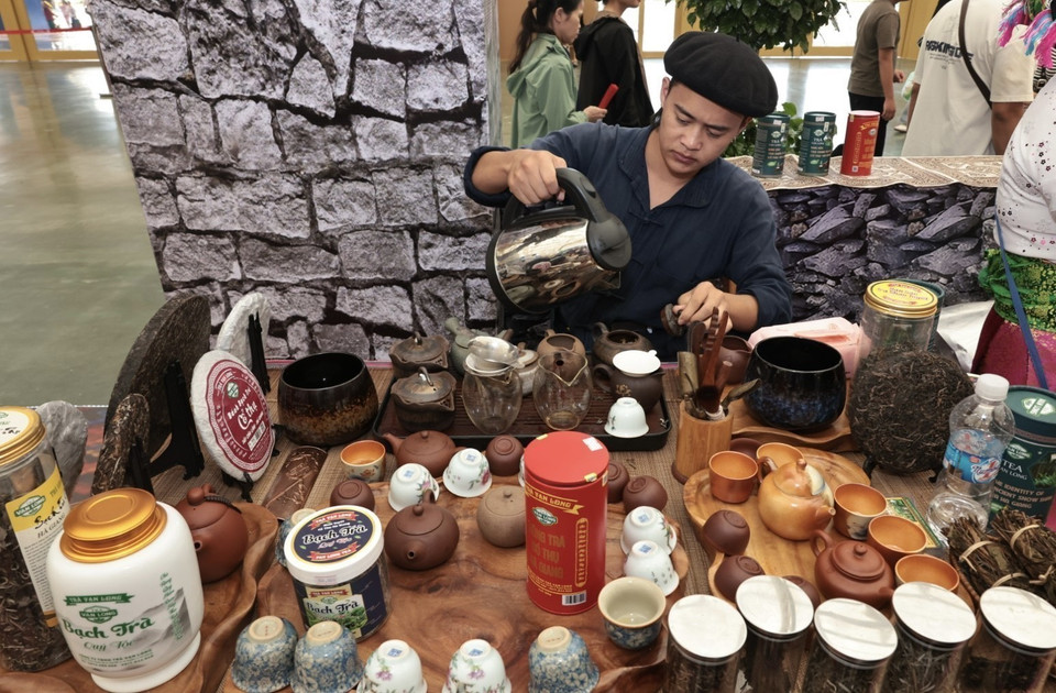 A diverse collection of tea products showcased at the fair. (Photo: VNA)