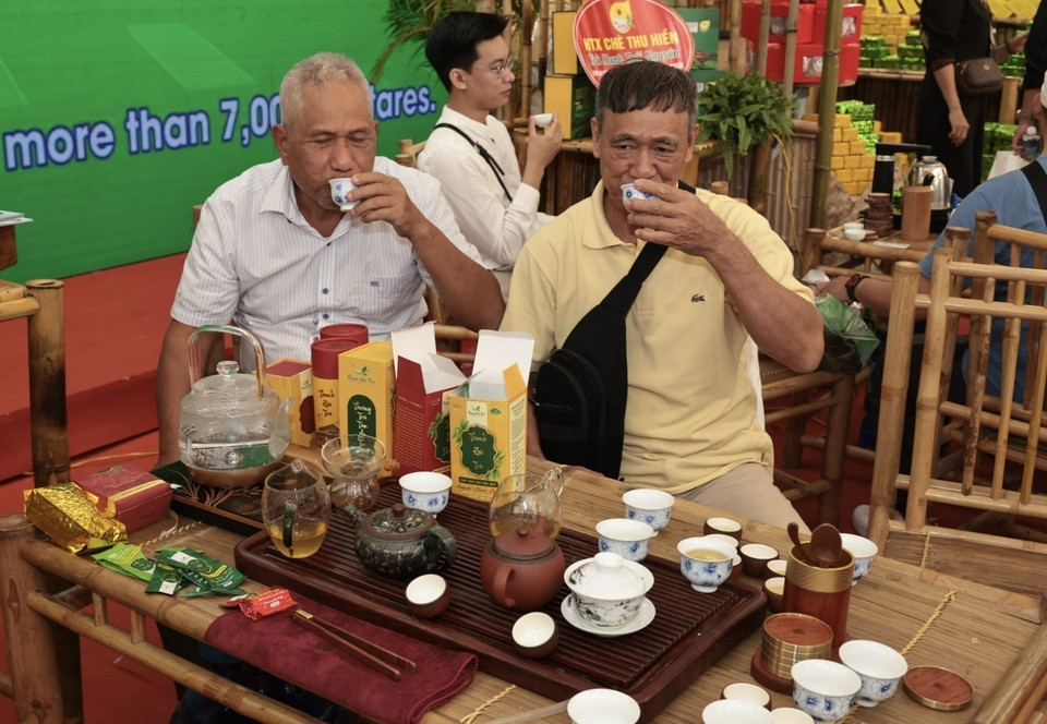 Visitors enjoy tea at the Thai Nguyen pavilion. (Photo: VNA)