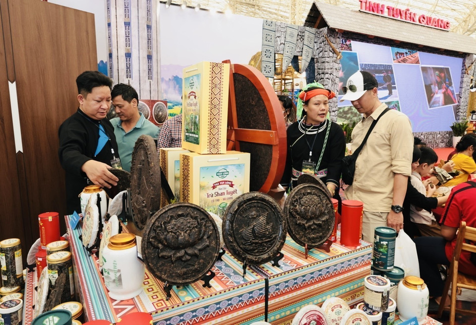 A variety of tea products on display at the fair. (Photo: VNA)