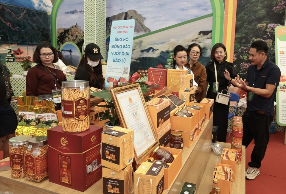 A variety of tea products on display at the fair. (Photo: VNA)