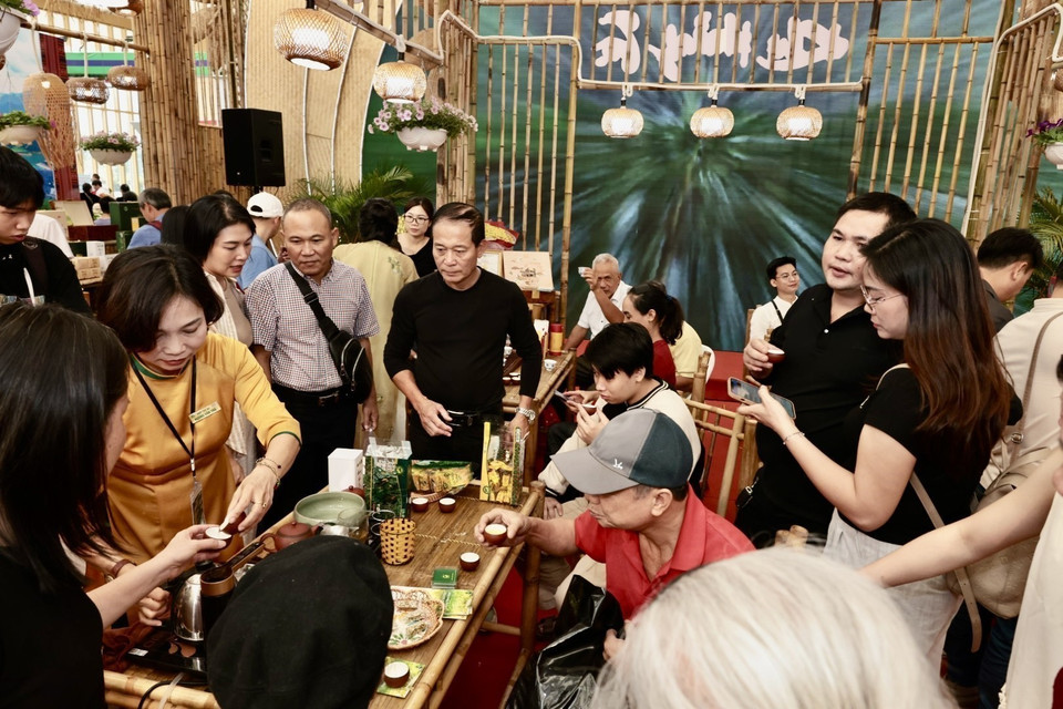 Visitors enjoy tea at the fair. (Photo: VNA)
