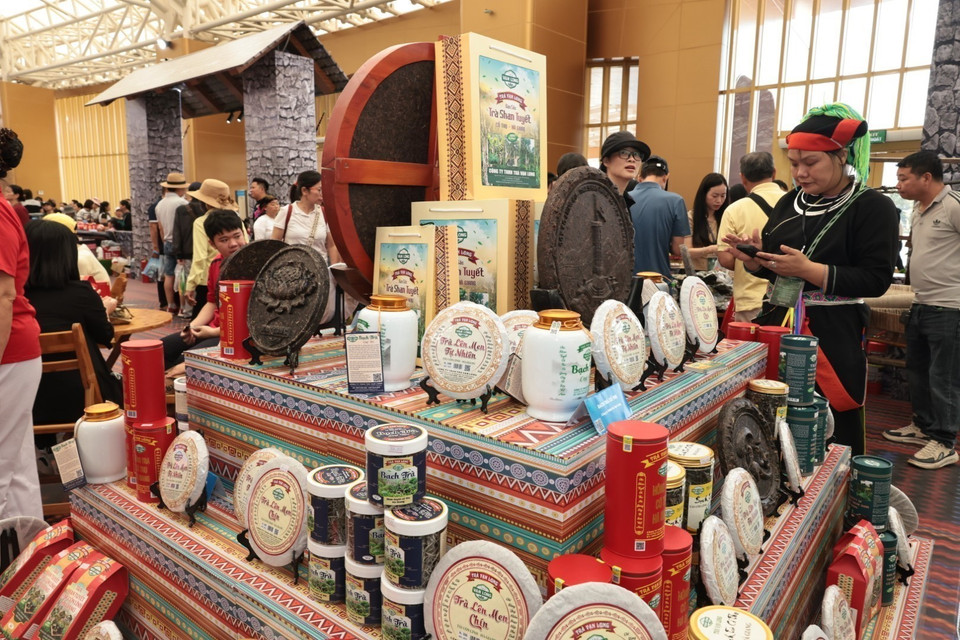 A variety of tea products on display at the fair. (Photo: VNA)