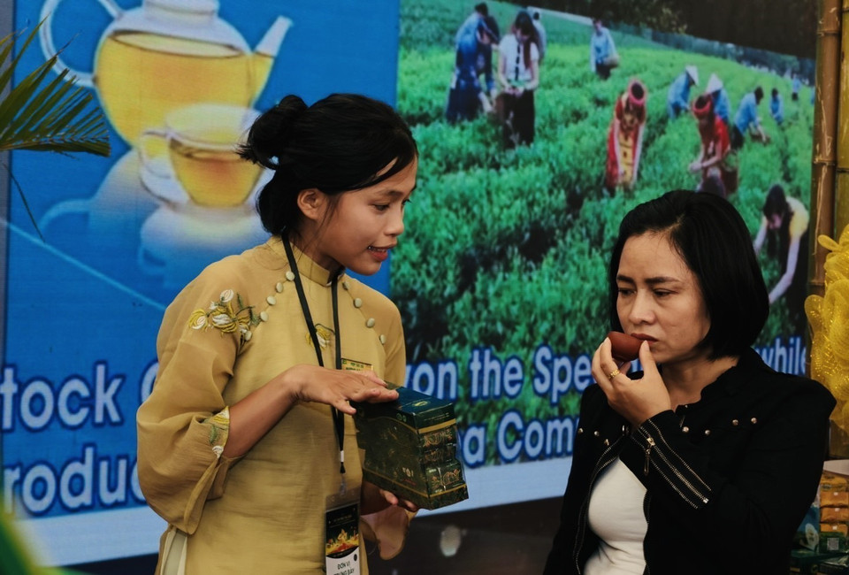 Visitors enjoy tea at the Thai Nguyen pavilion. (Photo: VNA)