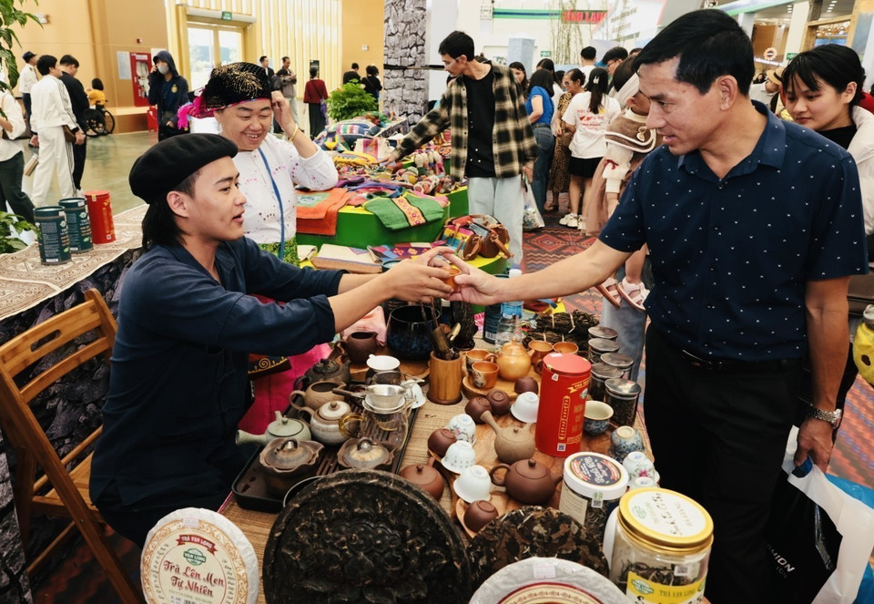 Serving tea to visitors at the Lao Cai pavilion. (Photo: VNA)