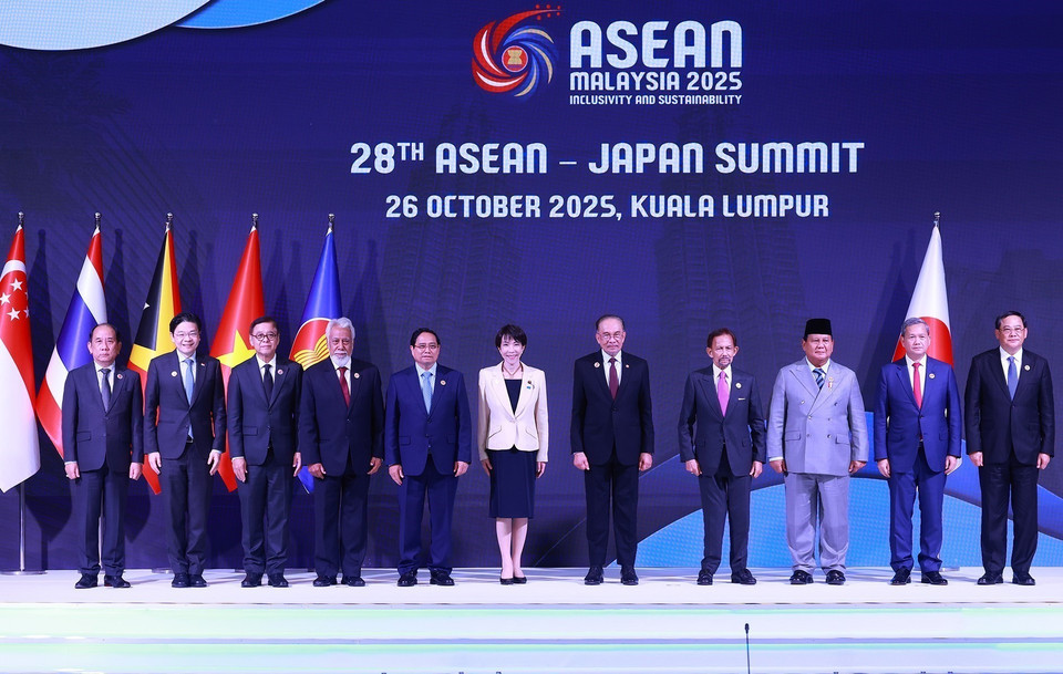 Prime Minister Pham Minh Chinh and other heads of delegations, together with Japanese Prime Minister Takaichi Sanae, attend the 28th ASEAN-Japan Summit. (Photo: Duong Giang/VNA)
