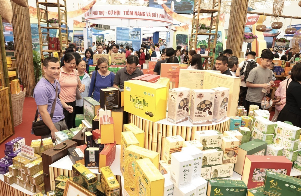 Visitors tour and shop at the fair. (Photo: Tran Viet/VNA)