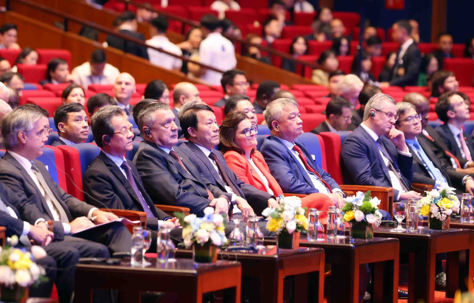 Minister of Public Security Lương Tam Quang and delegates attend the closing session of the United Nations Convention against Cybercrime (the Hanoi Convention) signing ceremony. (Photo: Pham Kien – VNA)