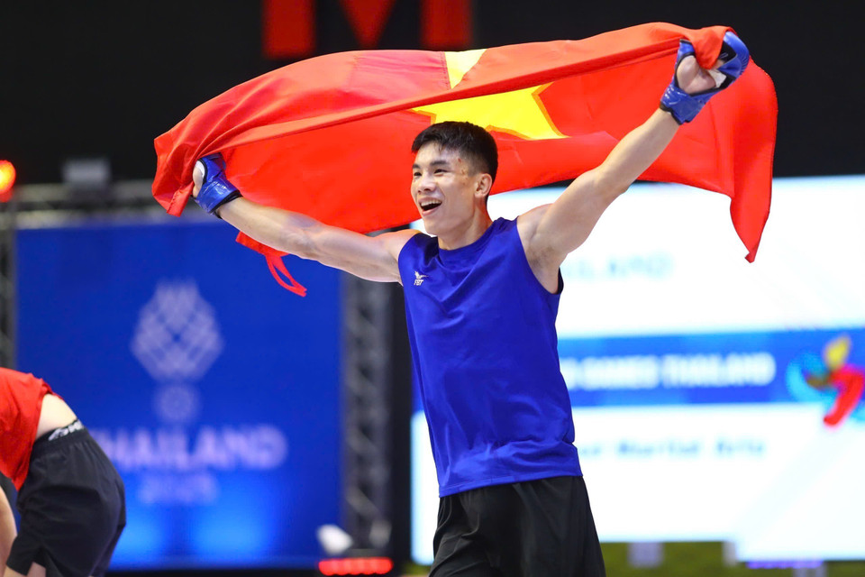 Quang Van Minh celebrates winning a historic gold medal for Vietnamese mixed martial arts. (Photo: Published by VNA)