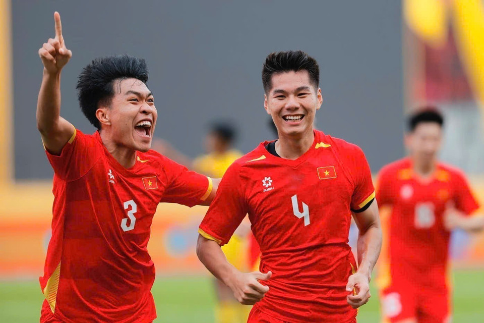 Vietnam U22 players celebrate as Hieu Minh (4) scores the opening goal. (Photo: Minh Quyet – VNA correspondent in Thailand)