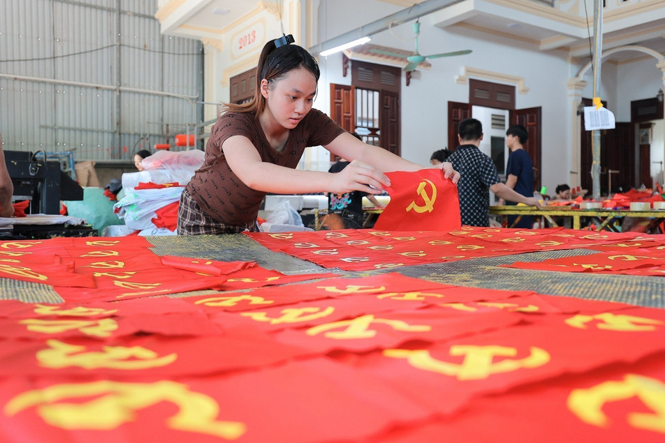 Each step and each flag is crafted with meticulous care by villagers. (Photo: VNA)