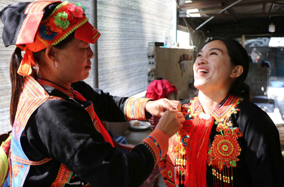Traditional costumes of Dao women are made from indigo-dyed fabric, with meticulous hand embroidery and vibrant brocade patterns. (Photo: Nguyen Oanh – VNA)