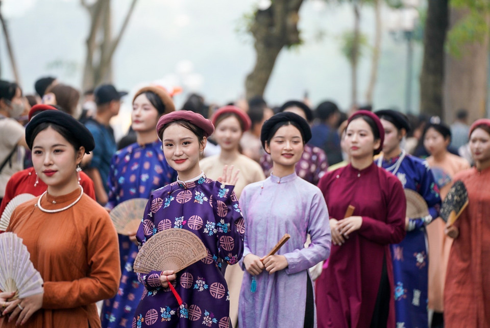 The parade troupe circles Hoan Kiem Lake. Photo: Khanh Hoa – VNA