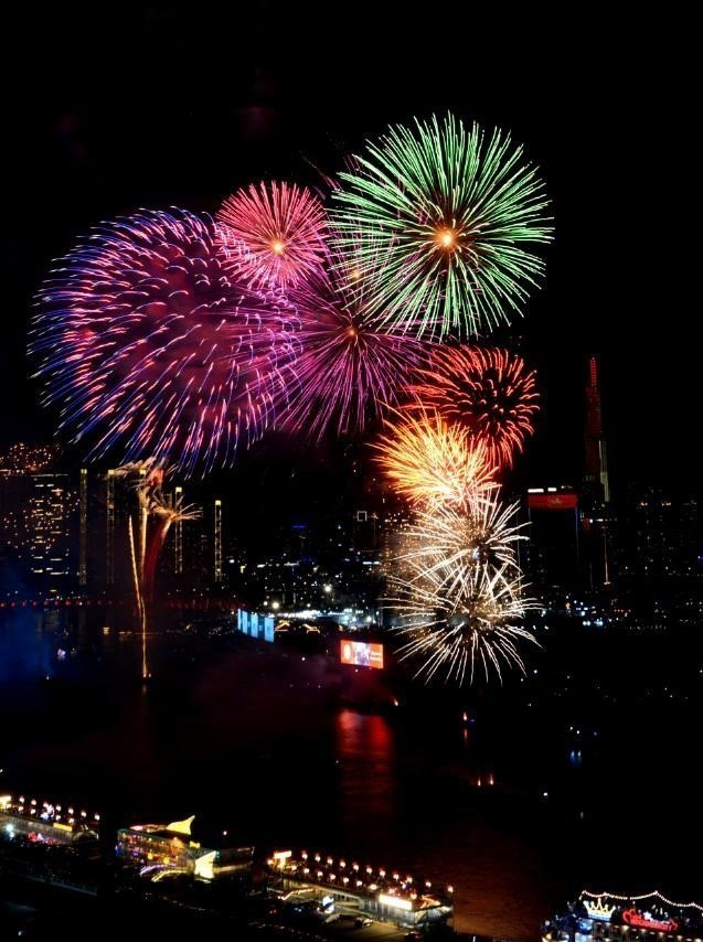 Fireworks light up the sky in celebration of the 50th anniversary of national reunification. (Photo: VNA)