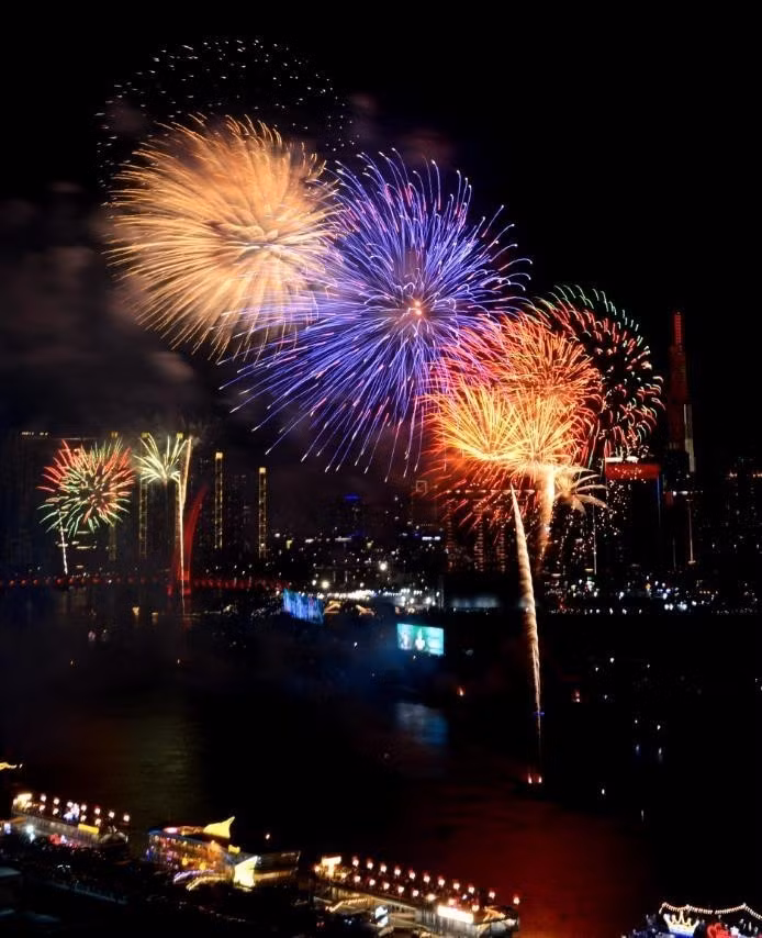 Fireworks light up the sky in celebration of the 50th anniversary of national reunification. (Photo: VNA)