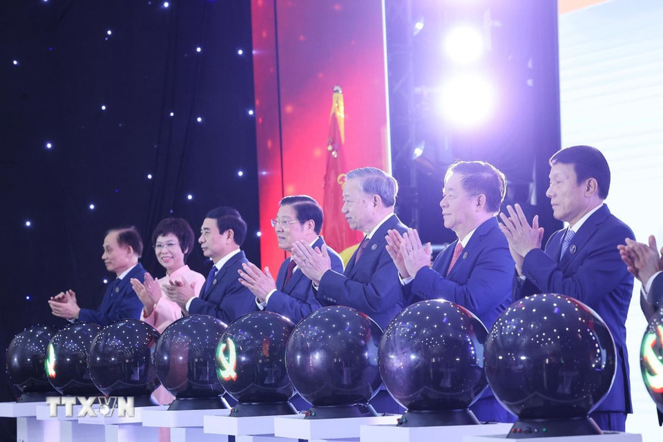 Party General Secretary To Lam and delegates press the button to the launch of the information portal for the 14th National Party Congress while attending the Vietnam News Agency's 80th founding anniversary. (Photo: VNA)