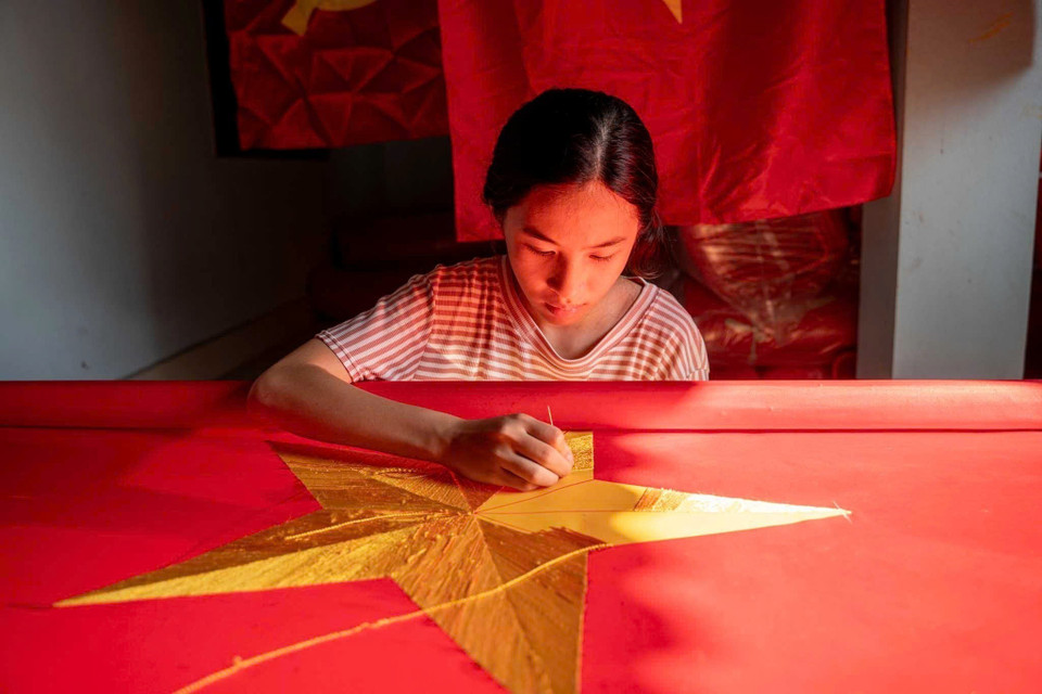 The craft of sewing and embroidering national flags has been preserved and passed down through generations in Tu Van village. (Photo: VNA)