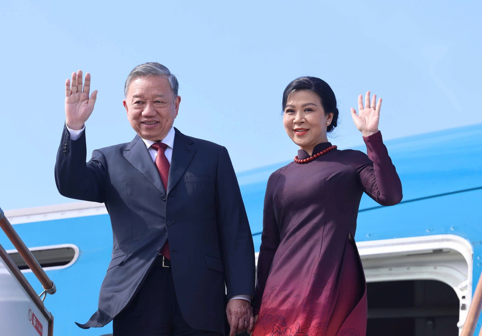 Party General Secretary To Lam and his spouse arrive at Heydar Aliyev International Airport in Baku. (Photo: Thong Nhat – VNA)