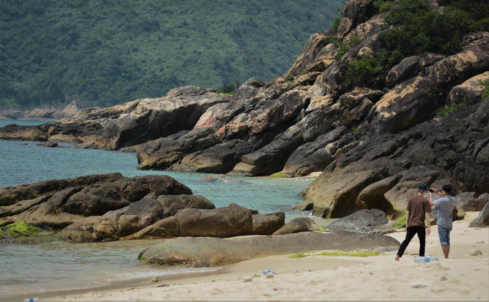 Impressive rock formations on Son Cha Island add to its untouched, majestic appeal. (Photo: Van Dung/VNA)