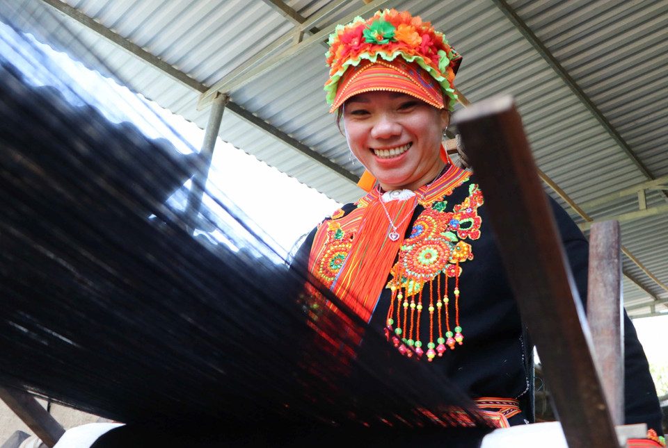A Dao woman expresses joy after completing beautiful bundles of yarn for making clothing. (Photo: Nguyen Oanh – VNA)