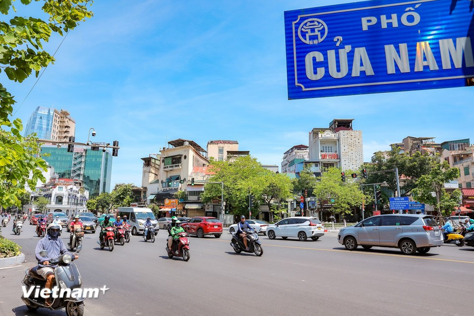 At the seven-way Cua Nam intersection, the concrete median on the Trang Thi approach towards Hang Bong – Dien Bien Phu has already been removed. (Photo: Hoai Nam/Vietnam+)