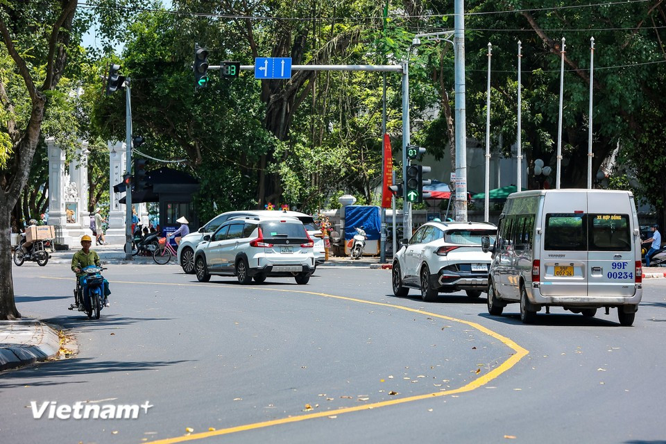 The median on Hung Vuong Street, from the junction with Phan Dinh Phung to Quan Thanh, has also been removed. (Photo: Hoai Nam/Vietnam+)